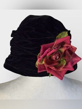 Vintage 90s Hoodlums NYC Ruched Velvet Cloche Hat w/ Floral Accent